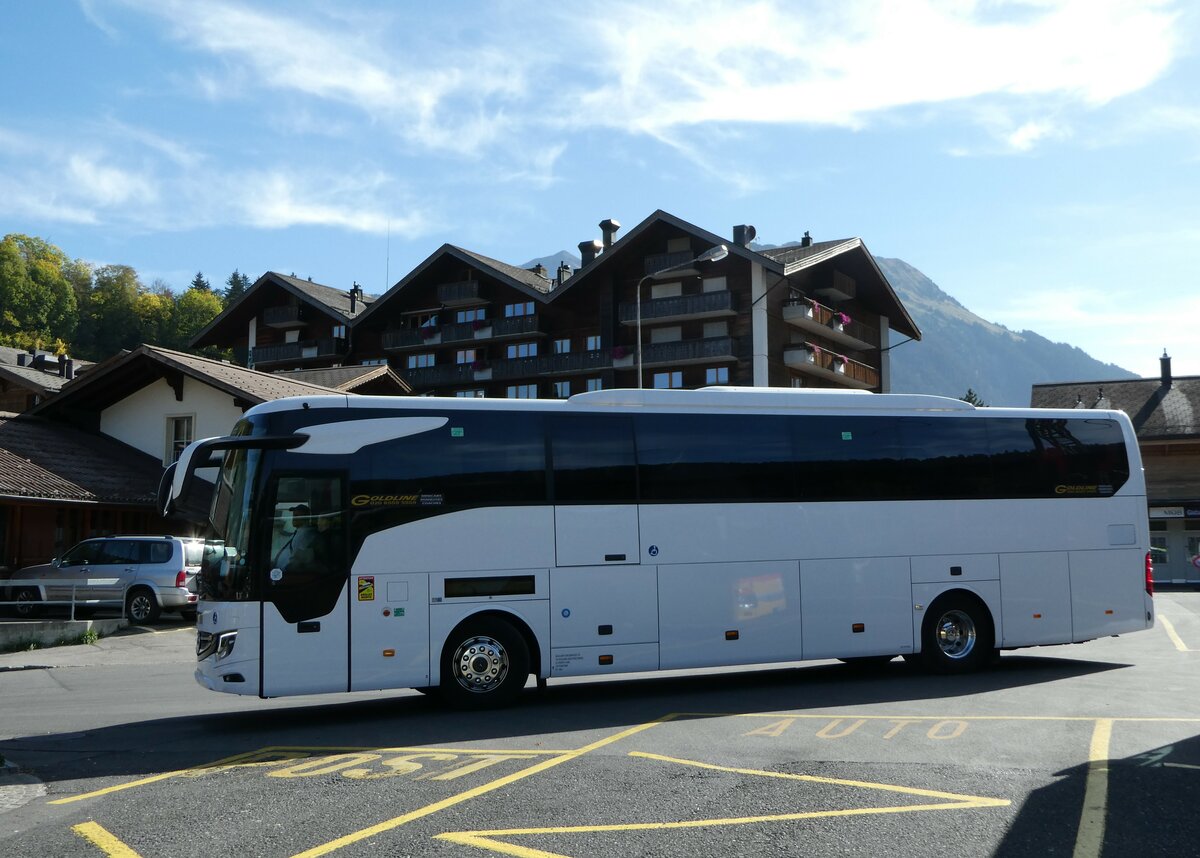 (256'084) - Aus England: Goldline, London - BP23 HWO - Mercedes am 12. Oktober 2023 beim Bahnhof Gstaad