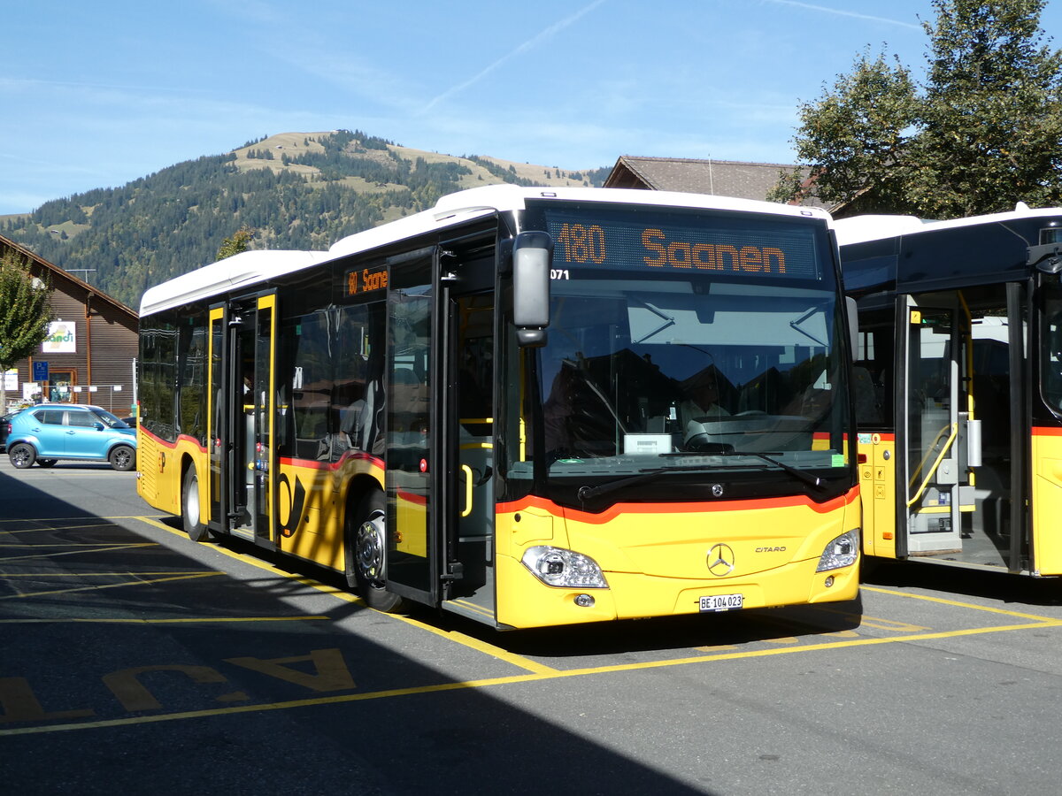 (256'090) - Kbli, Gstaad - BE 104'023/PID 12'071 - Mercedes am 12. Oktober 2023 beim Bahnhof Gstaad