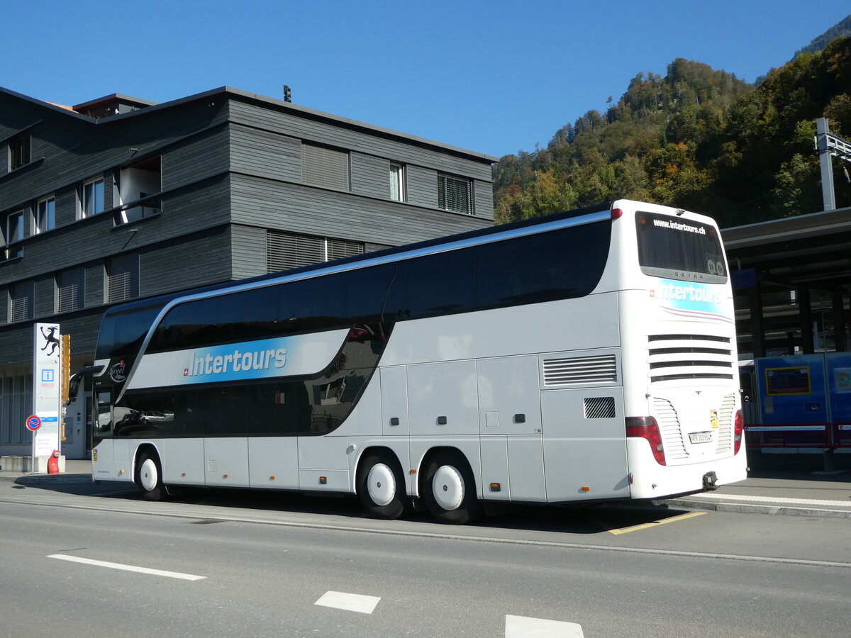 (256'127) - Intertours, Domdidier - FR 300'654 - Setra am 16. Oktober 2023 beim Bahnhof Giswil