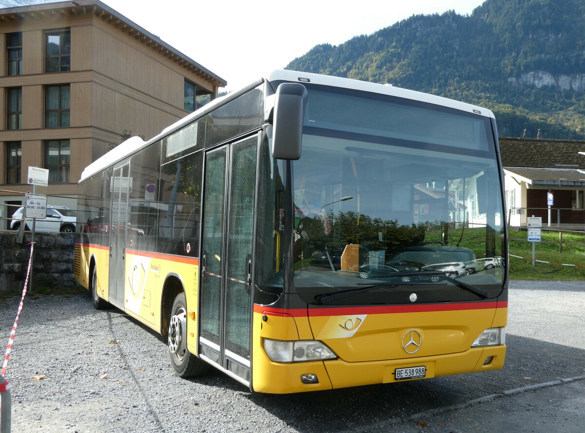 (256'143) - PostAuto Bern - BE 538'988/PID 5417 - Mercedes (ex BE 637'781) am 17. Oktober 2023 beim Bahnhof Meiringen