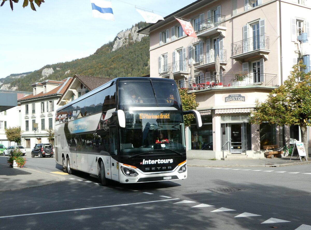 (256'145) - Intertours, Domdidier - FR 300'660 - Setra am 17. Oktober 2023 in Meiringen, Casino Platz