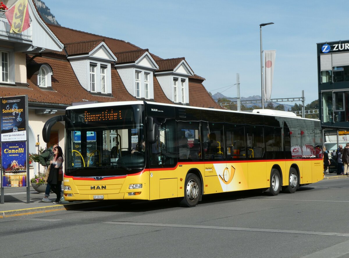 (256'162) - Dnser, Trimmis - GR 106'166/PID 10'166 - MAN am 17. Oktober 2023 beim Bahnhof Interlaken Ost