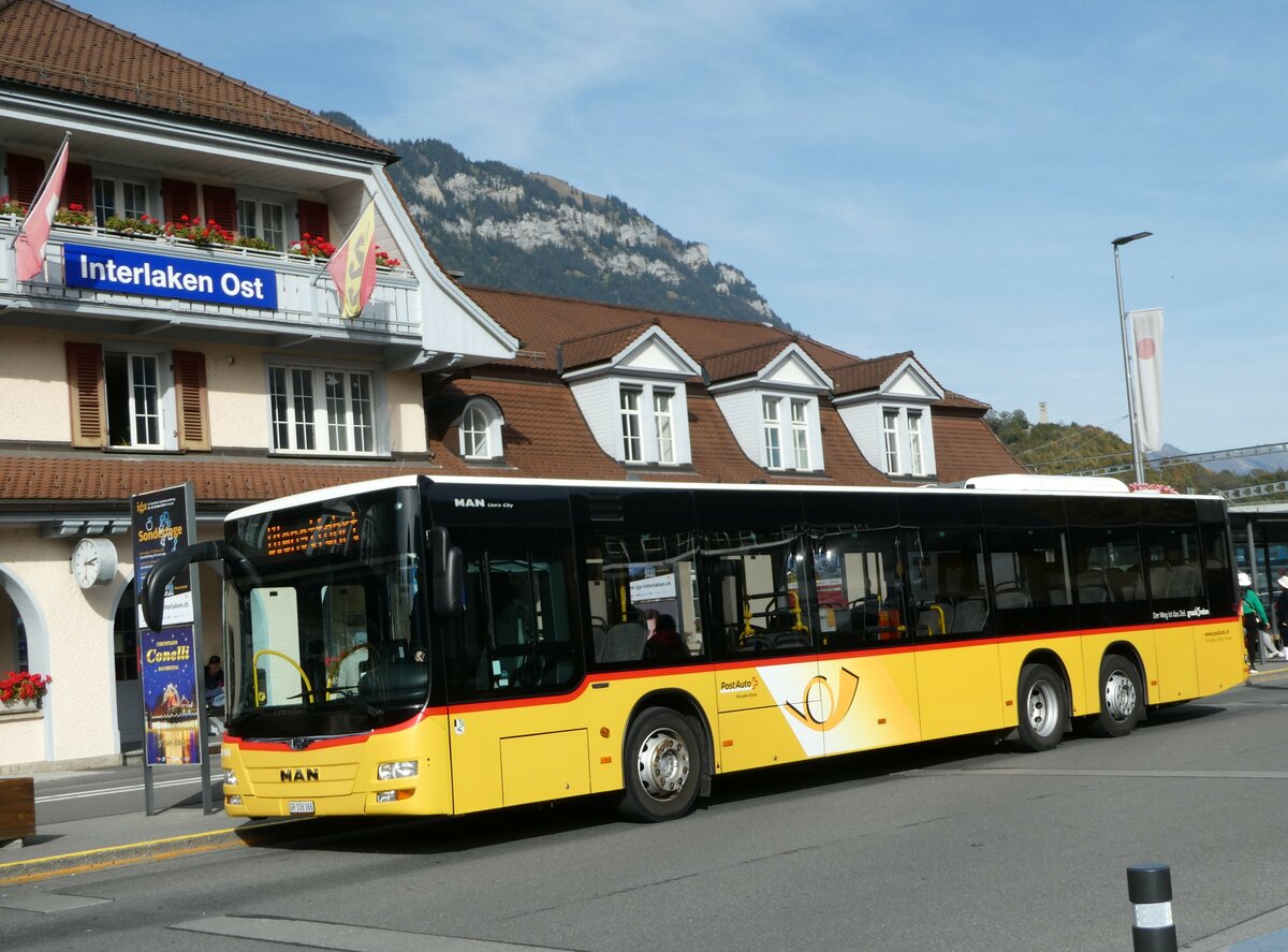 (256'163) - Dnser, Trimmis - GR 106'166/PID 10'166 - MAN am 17. Oktober 2023 beim Bahnhof Interlaken Ost