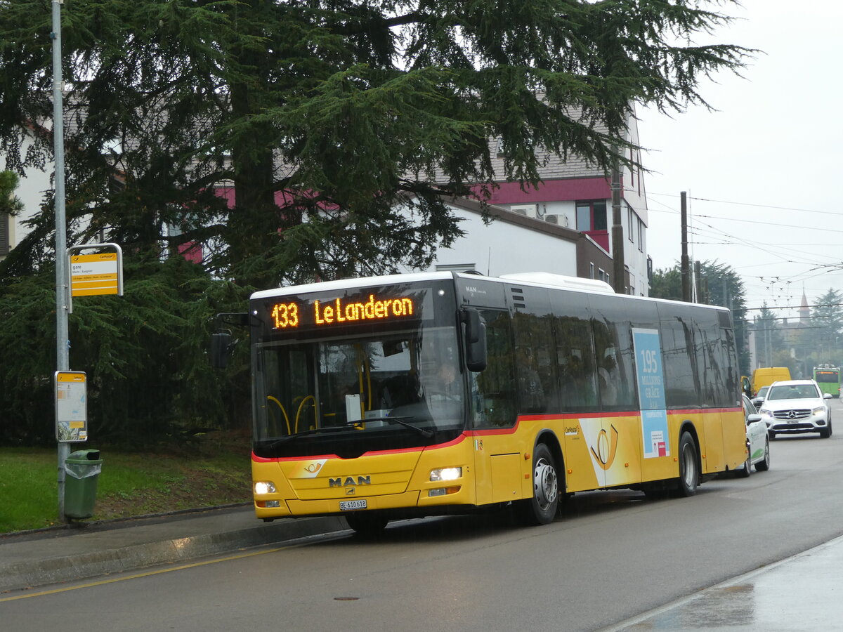 (256'170) - Funi-Car, Biel - Nr. 18/BE 610'618/PID 5709 - MAN am 19. Oktober 2023 beim Bahnhof Marin-pagnier