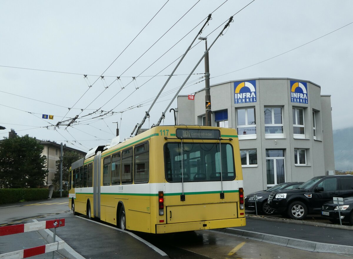 (256'175) - transN, La Chaux-de-Fonds - Nr. 117 - NAW/Hess Gelenktrolleybus (ex TN Neuchtel Nr. 117) am 19. Oktober 2023 beim Bahnhof Marin-pagnier