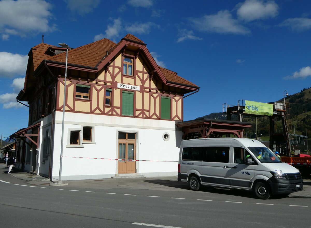 (256'452) - BLS Bern - Nr. 11/BE 635'322 - VW am 27. Oktober 2023 in Frutigen, Alter Bahnhof