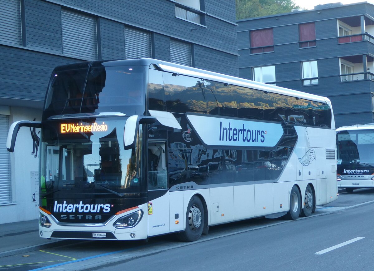 (256'453) - Intertours, Domdidier - FR 300'494 - Setra am 28. Oktober 2023 beim Bahnhof Giswil