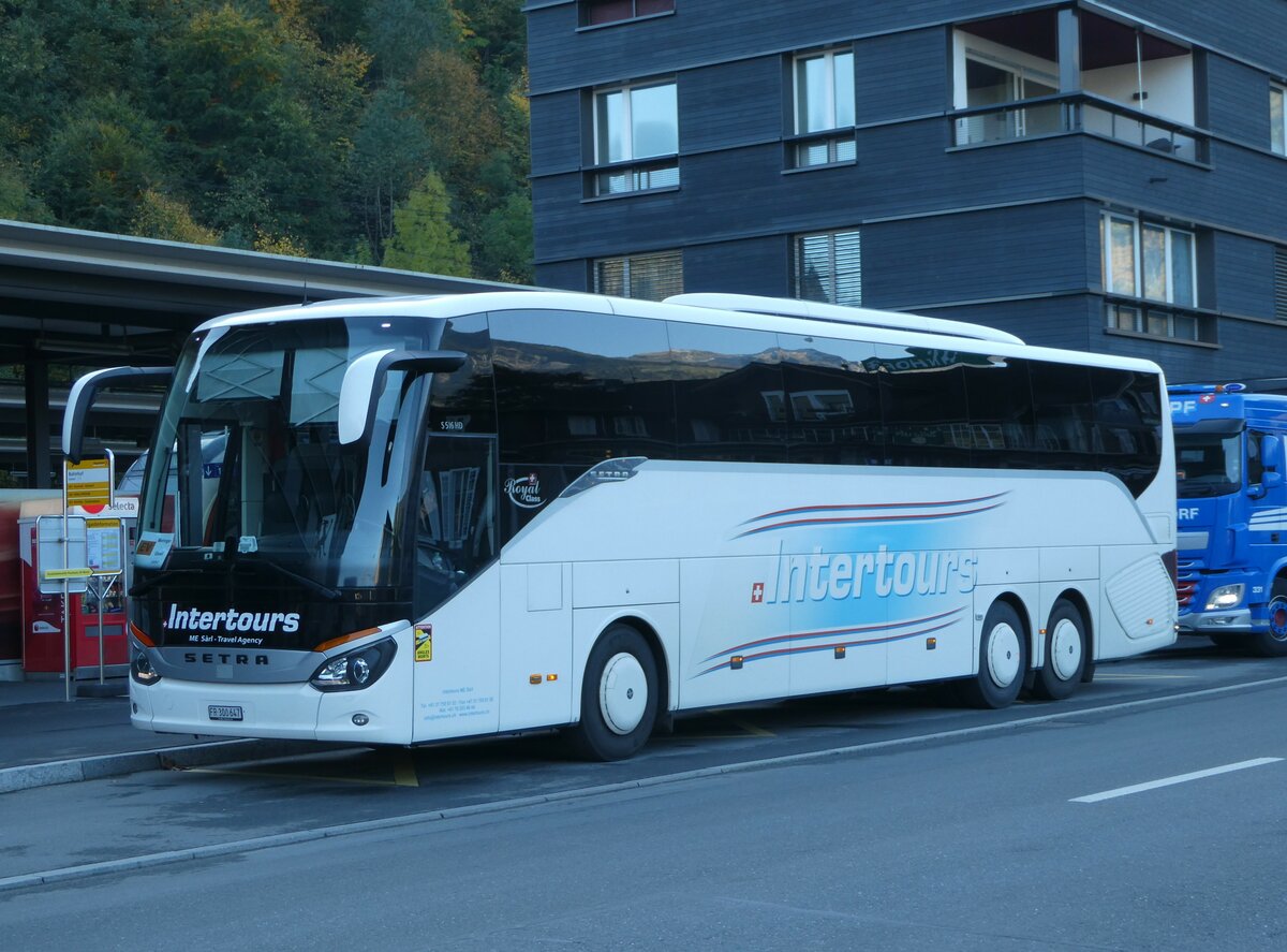 (256'459) - Intertours, Domdidier - FR 300'647 - Setra am 28. Oktober 2023 beim Bahnhof Giswil