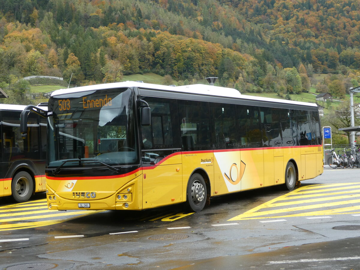 (256'577) - Niederer, Filzbach - Nr. 9/GL 340/PID 11'841 - Iveco am 31. Oktober 2023 beim Bahnhof Glarus