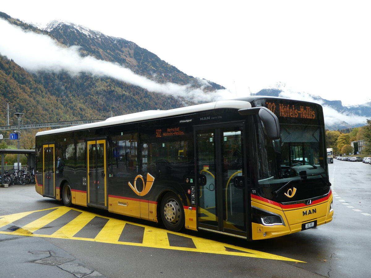 (256'596) - Niederer, Filzbach - Nr. 11/GL 95/PID 11'840 - MAN am 31. Oktober 2023 beim Bahnhof Glarus