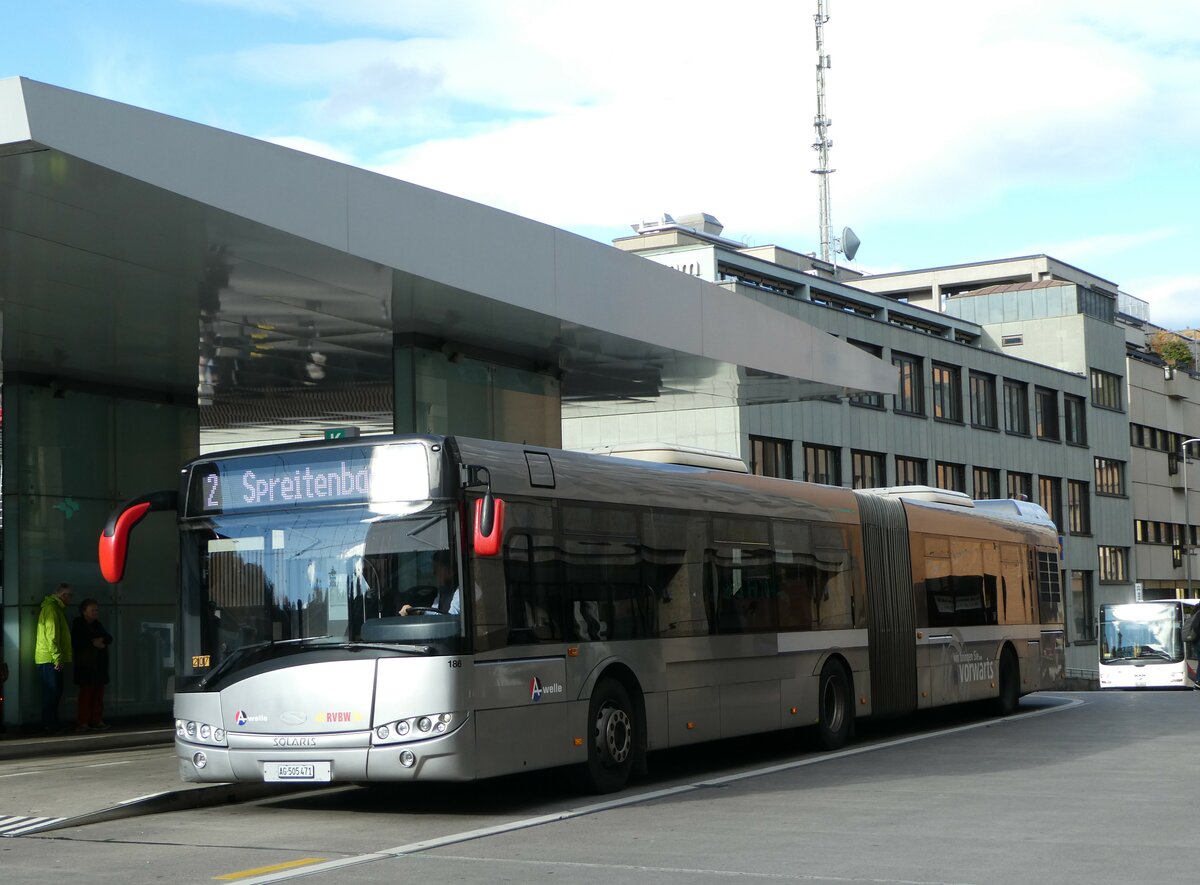 (256'795) - RVBW Wettingen - Nr. 186/AG 505'471 - Solaris (ex AAGR Rothenburg Nr. 5) am 6. November 2023 beim Bahnhof Baden 