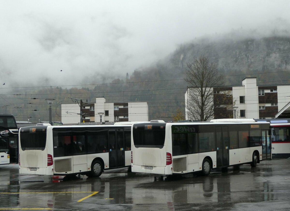 (256'833) - Intertours, Domdidier - Nr. 483/FR 300'483 - Mercedes (ex PostAuto Bern Nr. 2/PID 4559; ex Klopfstein, Laupen Nr. 2) am 10. November 2023 beim Bahnhof Meiringen