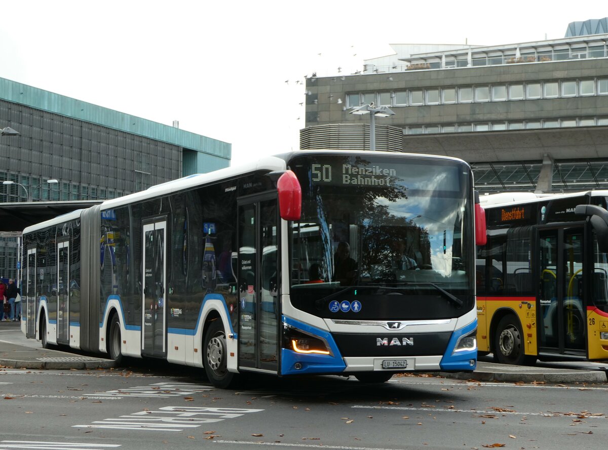 (256'905) - AAGR Rothenburg - Nr. 15/LU 15'042 - MAN am 10. November 2023 beim Bahnhof Luzern