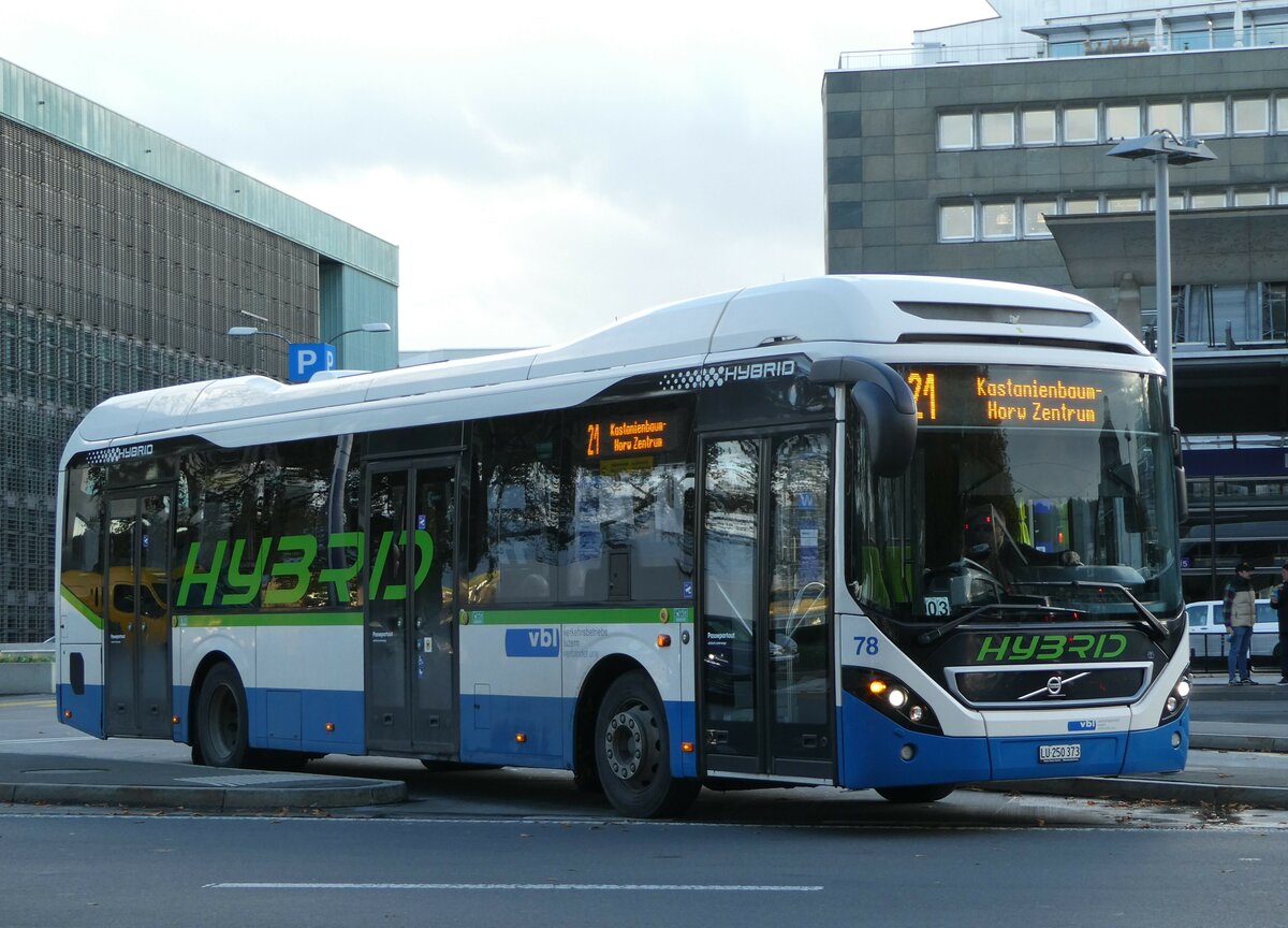 (256'910) - VBL Luzern - Nr. 78/LU 250'373 - Volvo am 10. November 2023 beim Bahnhof Luzern