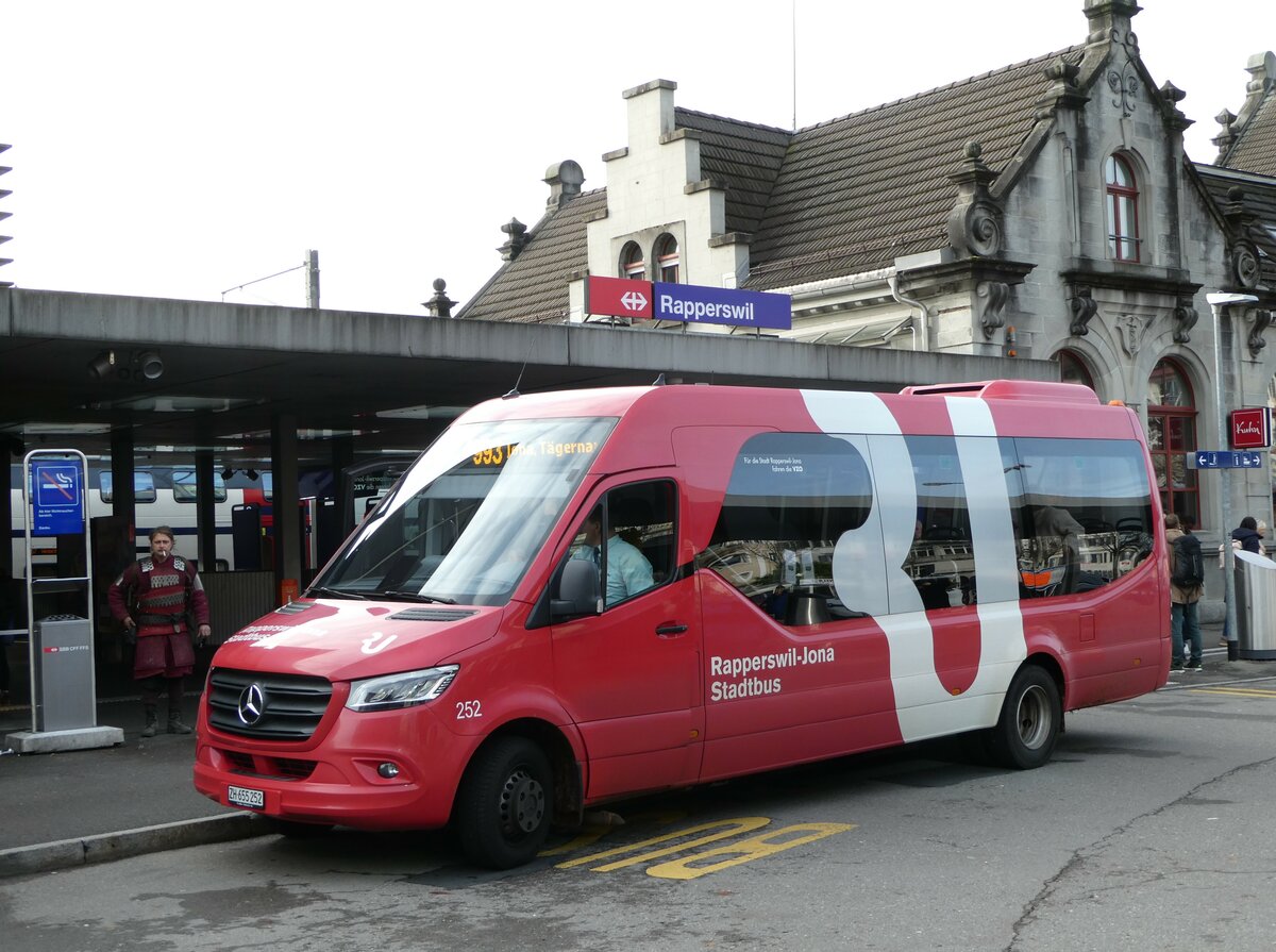 (257'062) - VZO Grningen - Nr. 252/ZH 655'252 - Mercedes am 18. November 2023 beim Bahnhof Rapperswil