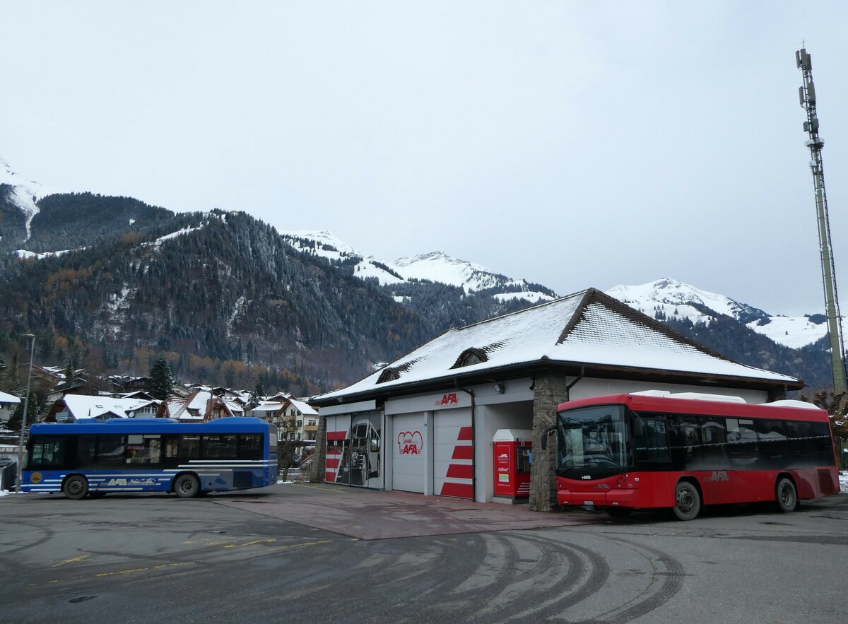 (257'267) - AFA Adelboden - Nr. 57/BE 272'798 + Nr. 59/BE 645'415 - Scania/Hess am 27. November 2023 beim Bahnhof Frutigen 