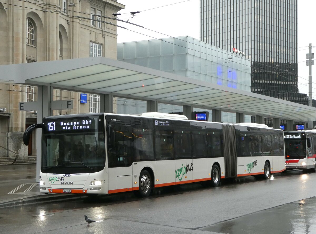 (257'280) - Regiobus, Gossau - Nr. 58/SG 7270 - MAN am 28. November 2023 beim Bahnhof St. Gallen