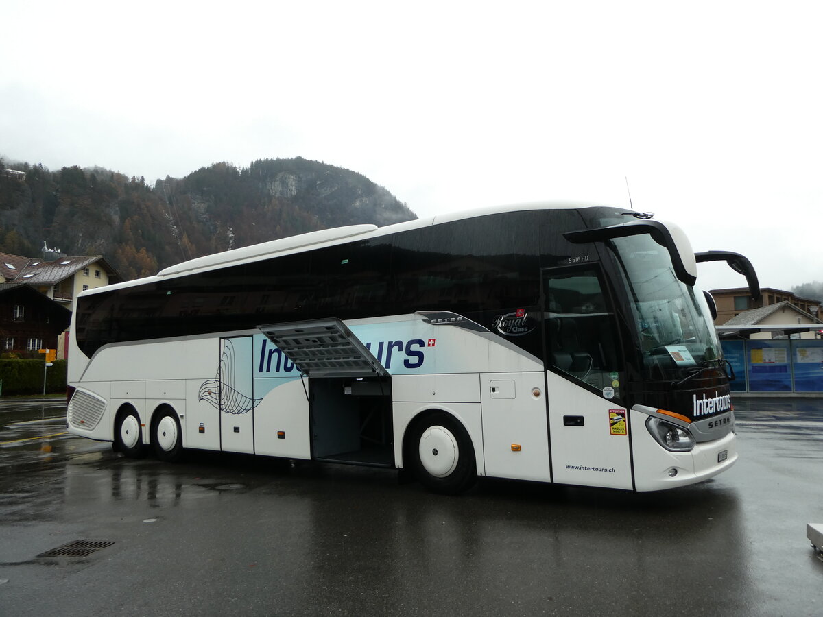 (257'323) - Intertours, Domdidier - FR 300'653 - Setra am 1. Dezember 2023 beim Bahnhof Meiringen