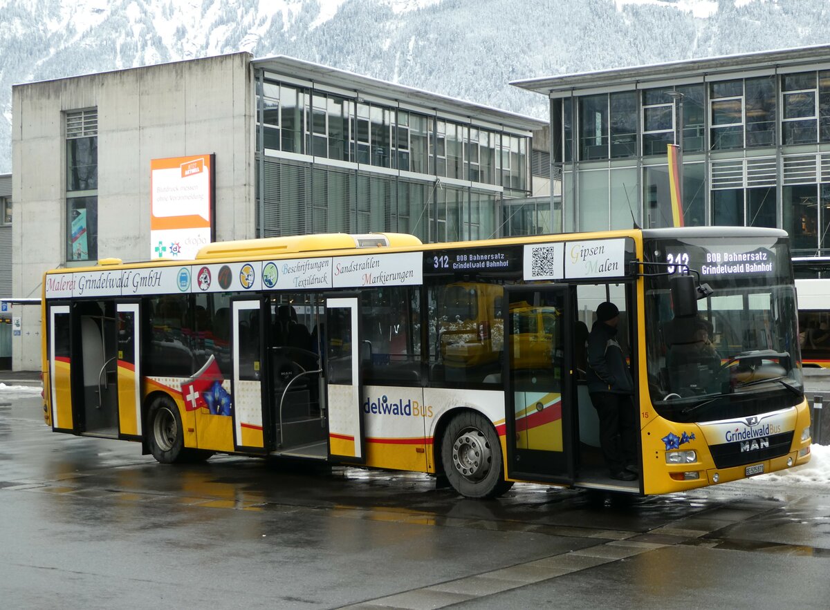 (257'430) - Grindelwaldbus, Grindelwald - Nr. 15/BE 525'871 - MAN am 4. Dezember 2023 beim Bahnhof Interlaken Ost