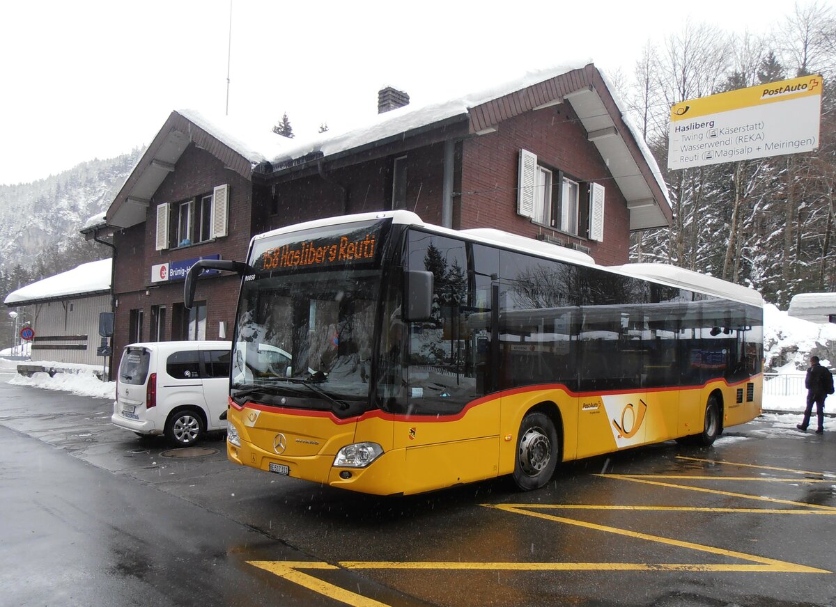 (257'454) - Flck, Brienz - Nr. 4/BE 517'311/PID 10'858 - Mercedes am 5. Dezember 2023 auf dem Brnigpass