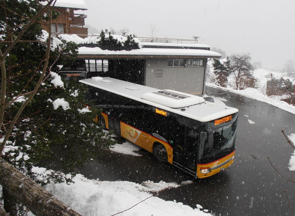 (257'458) - Flck, Brienz - Nr. 8/BE 643'926/PID 5682 - Setra am 5. Dezember 2023 in Reuti-Hasliberg, Garage