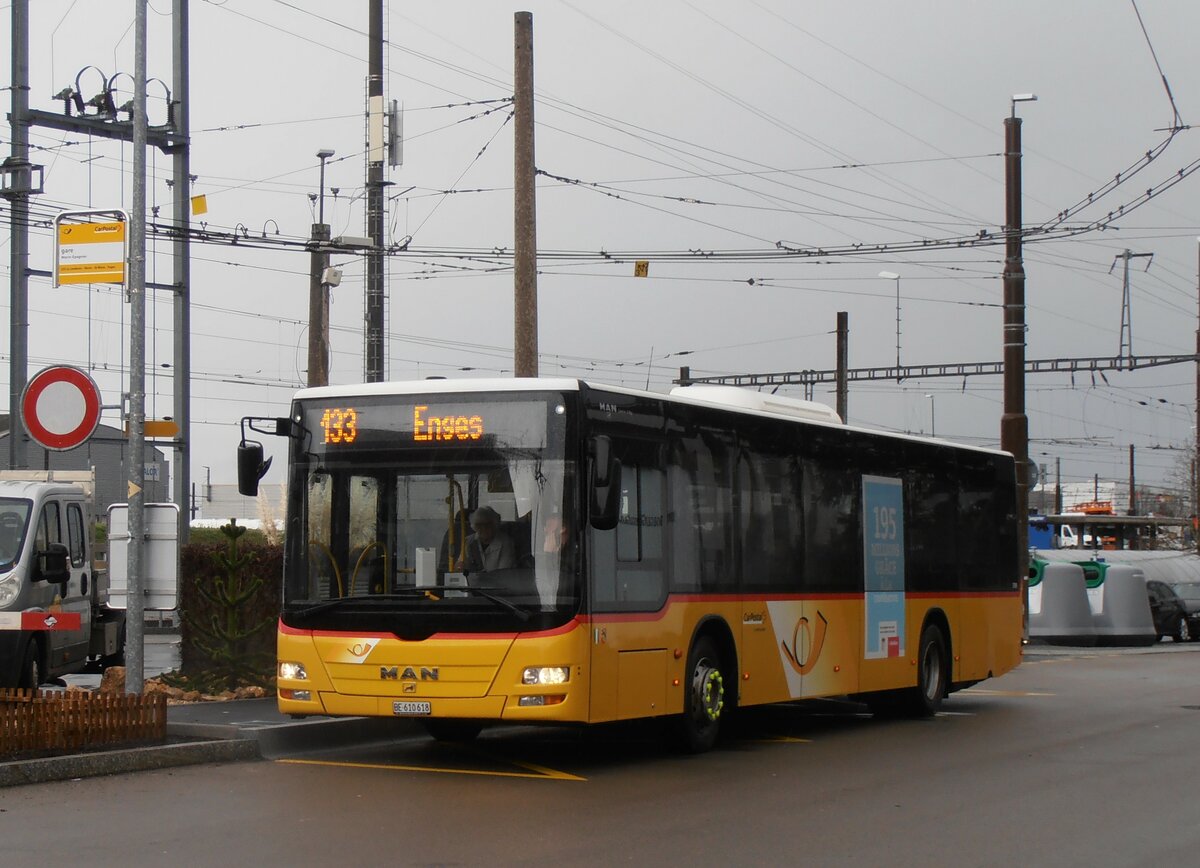 (257'575) - Funi-Car, Biel - Nr. 18/BE 610'618/PID 5709 - MAN am 11. Dezember 2023 beim Bahnhof Marin-pagnier