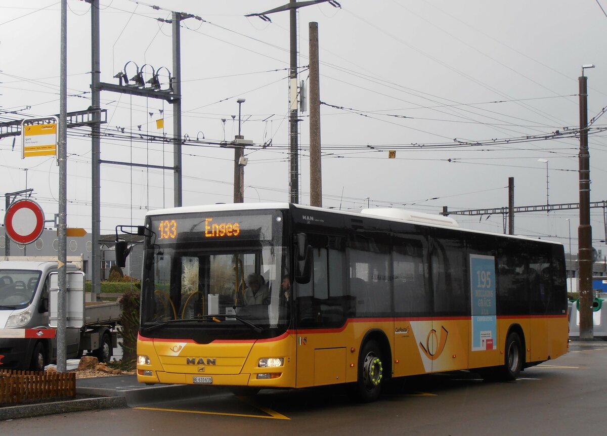 (257'576) - Funi-Car, Biel - Nr. 18/BE 610'618/PID 5709 - MAN am 11. Dezember 2023 beim Bahnhof Marin-pagnier