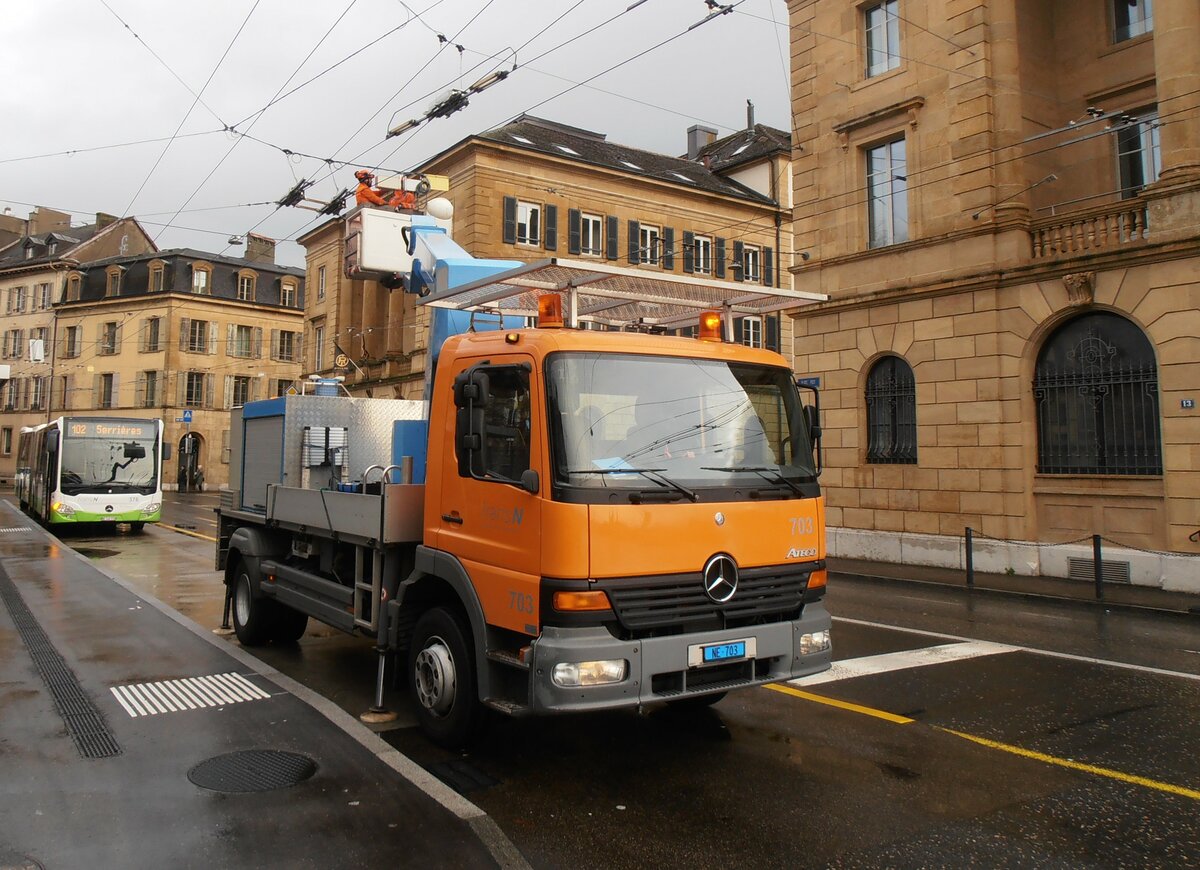 (257'580) - transN, La Chaux-de-Fonds - Nr. 703/NE 703 - Mercedes am 11. Dezember 2023 in Neuchtel, Place Pury