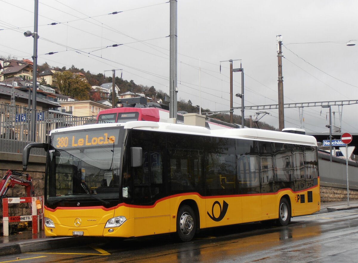 (257'591) - CarPostal Ouest - NE 137'828/PID 12'011 - Mercedes am 11. Dezember 2023 beim Bahnhof Neuchtel