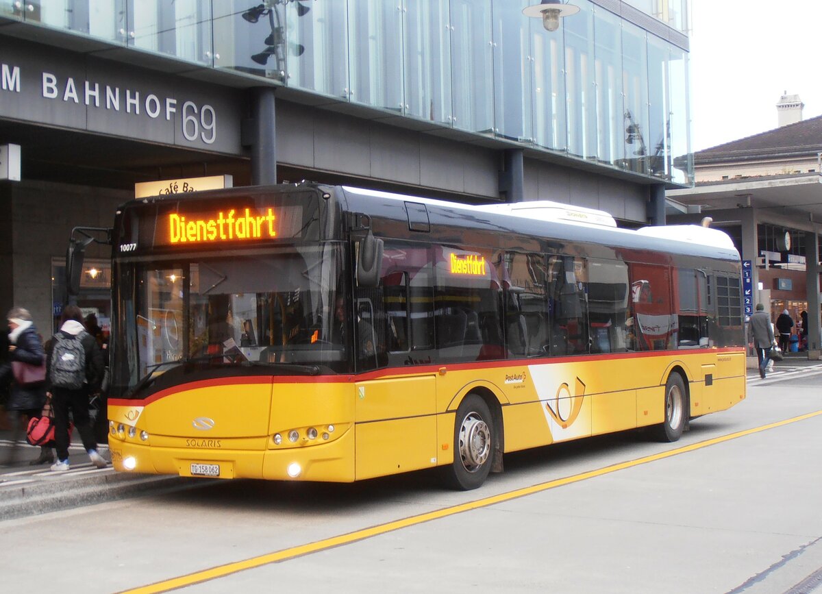 (257'677) - PostAuto Ostschweiz - TG 158'062/PID 10'077 - Solaris am 15. Dezember 2023 beim Bahnhof Frauenfeld