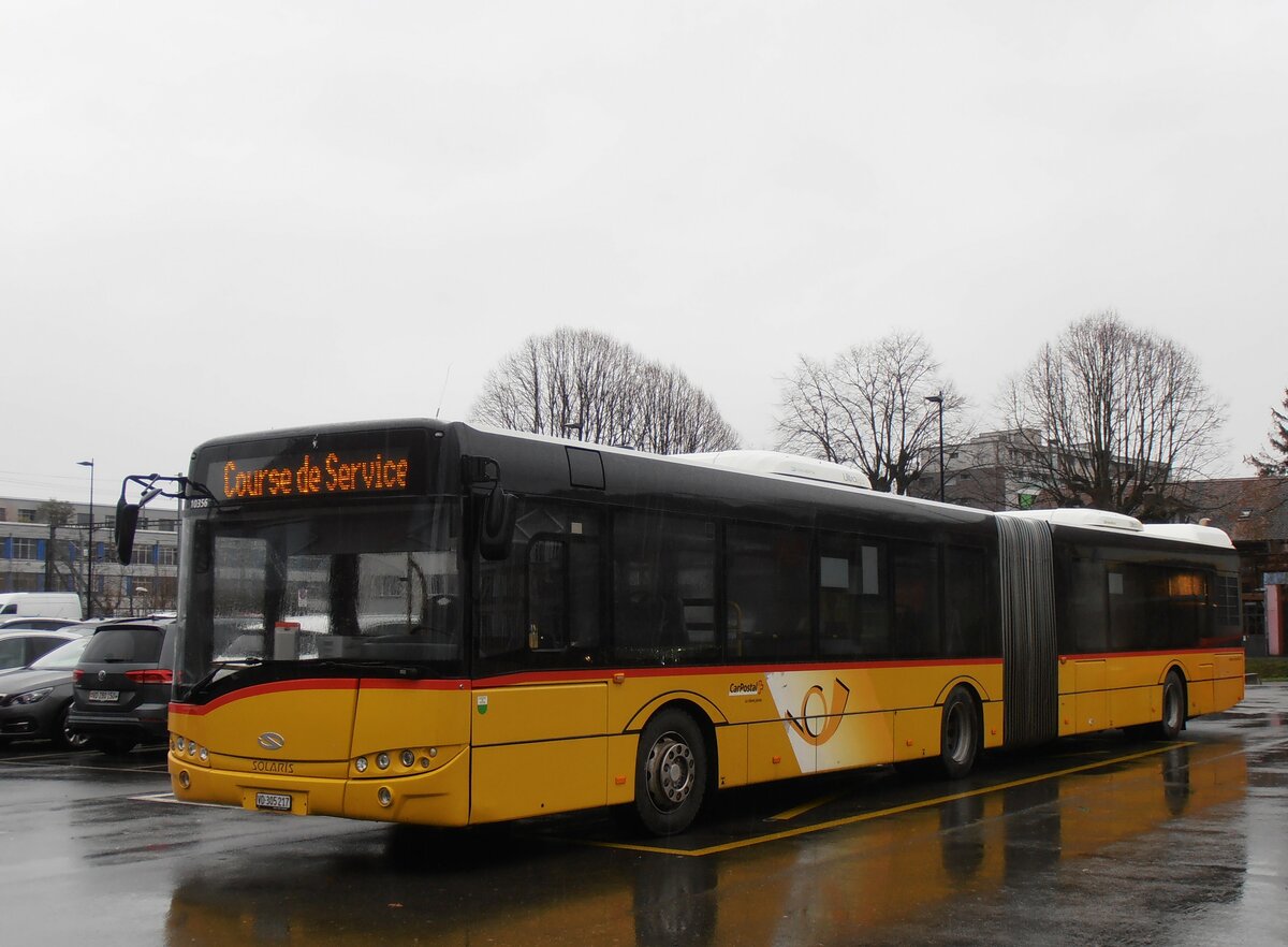 (257'752) - CarPostal Ouest - VD 305'217/PID 10'356 - Solaris am 21. Dezember 2023 beim Bahnhof Yverdon