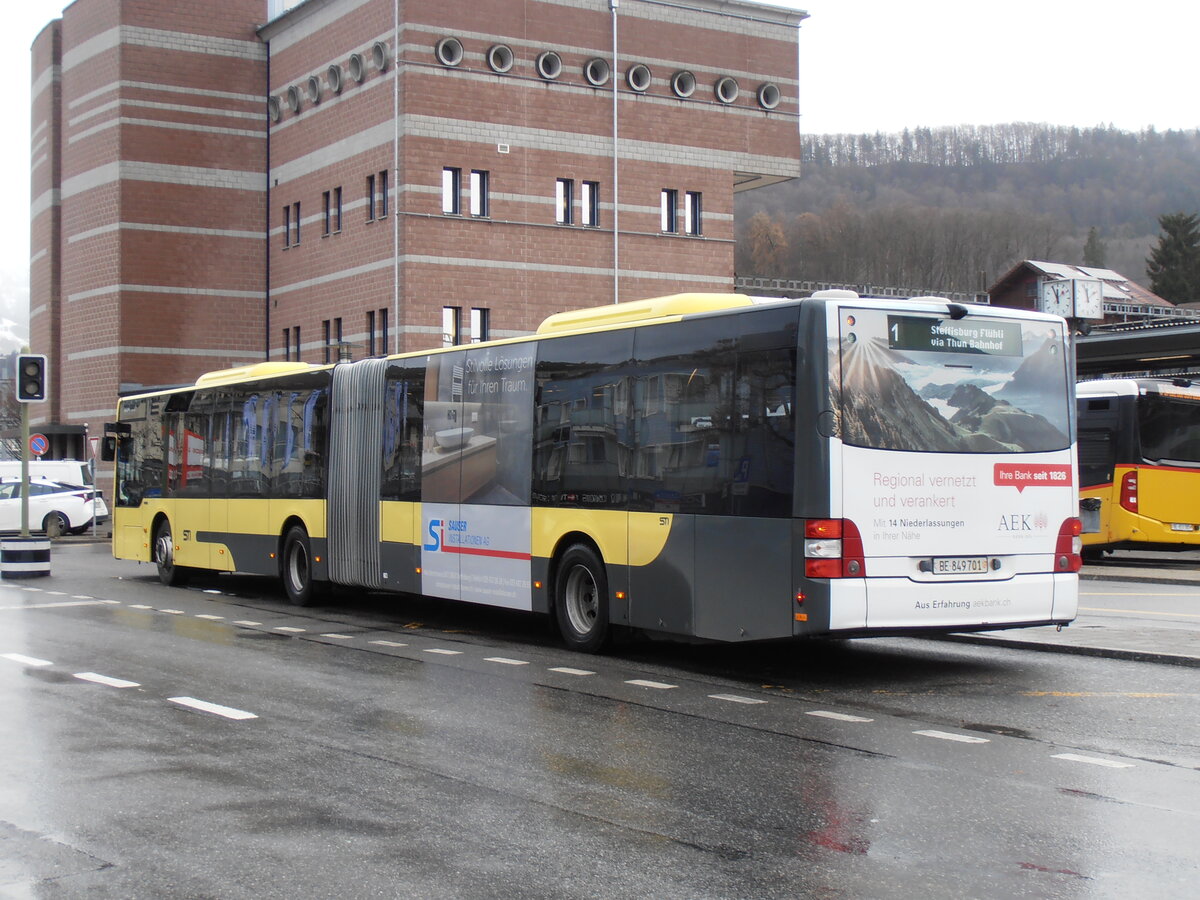 (257'807) - STI Thun - Nr. 701/BE 849'701 - MAN am 22. Dezember 2023 beim Bahnhof Spiez 