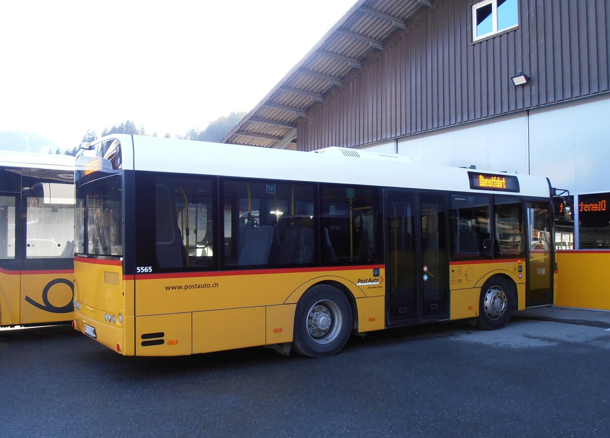 (257'932) - Mock+Weber, St. Pelagiberg - TG 203'882/PID 5565 - Solaris (PostAuto Ostschweiz; ex PostAuto Graubnden; ex PostAuto Ostschweiz; ex Postautobetriebe Unteres Toggenburg, Ltisburg) am 25. Dezember 2023 in Gstaad, Garage Kbli