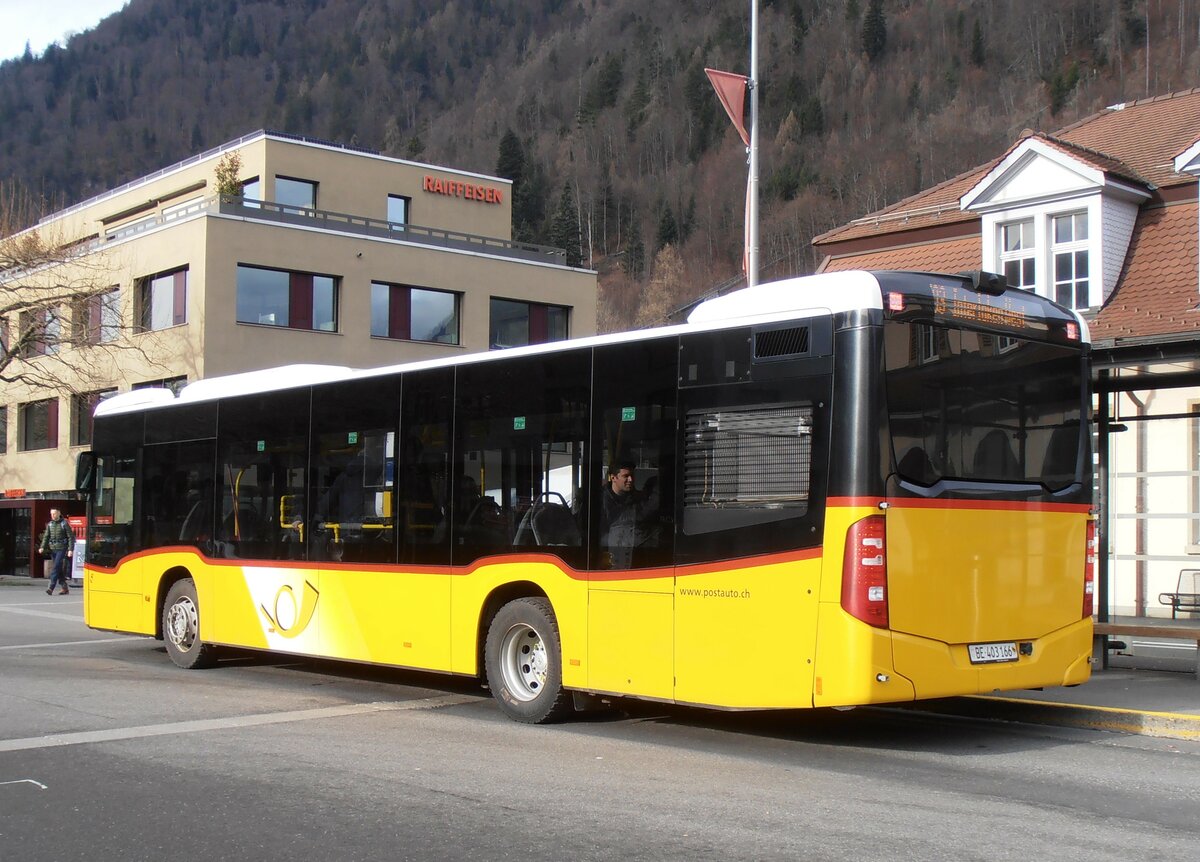 (257'993) - PostAuto Bern - BE 403'166/PID 11'682 - Mercedes (ex BE 653'384) am 29. Dezember 2023 beim Bahnhof Interlaken Ost