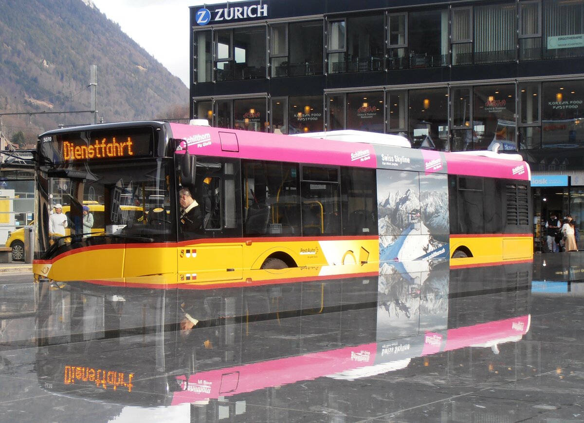 (257'994) - PostAuto Bern - BE 610'537/PID 5070 - Solaris am 29. Dezember 2023 beim Bahnhof Interlaken Ost (Teilaufnahme)