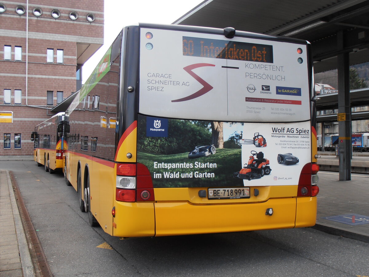 (258'011) - PostAuto Bern - BE 718'991/PID 10'526 - MAN am 29. Dezember 2023 beim Bahnhof Spiez