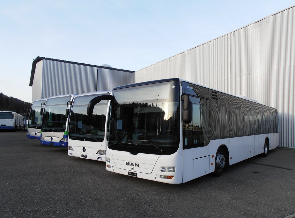 (258'043) - Maag, Kloten - Nr. 42 - MAN am 30. Dezember 2023 in Winterthur, Daimler Buses