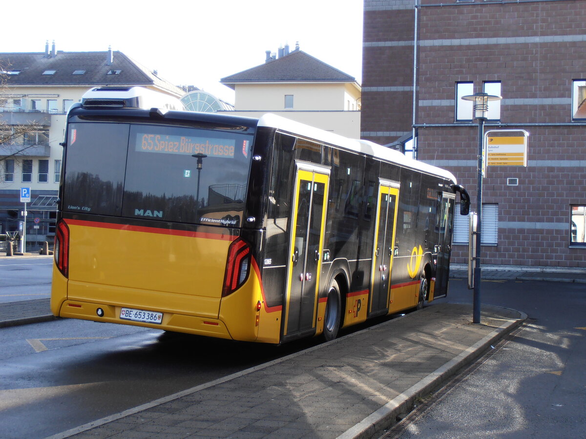 (258'052) - PostAuto Bern - BE 653'386/PID 12'065 - MAN am 1. Januar 2024 beim Bahnhof Spiez