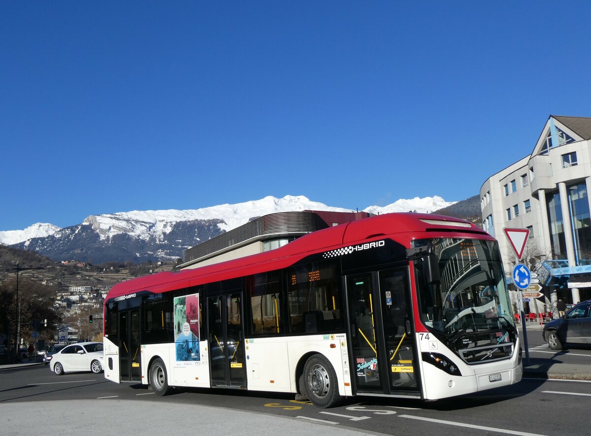 (258'588) - PostAuto Wallis - Nr. 74/VS 420'832/PID 10'001 - Volvo am 11. Januar 2024 beim Bahnhof Sion