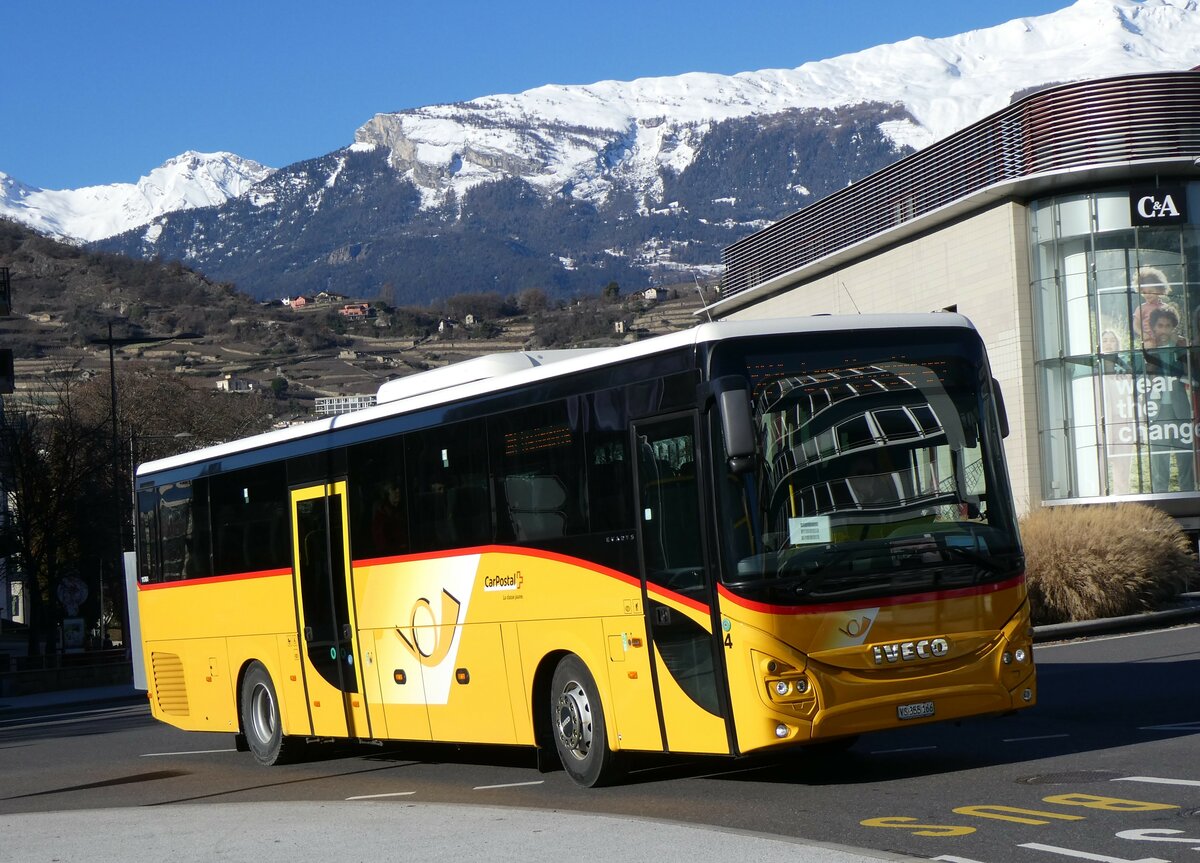 (258'615) - PostAuto Wallis - Nr. 4/VS 355'166/PID 11'761 - Iveco am 11. Januar 2024 beim Bahnhof Sion