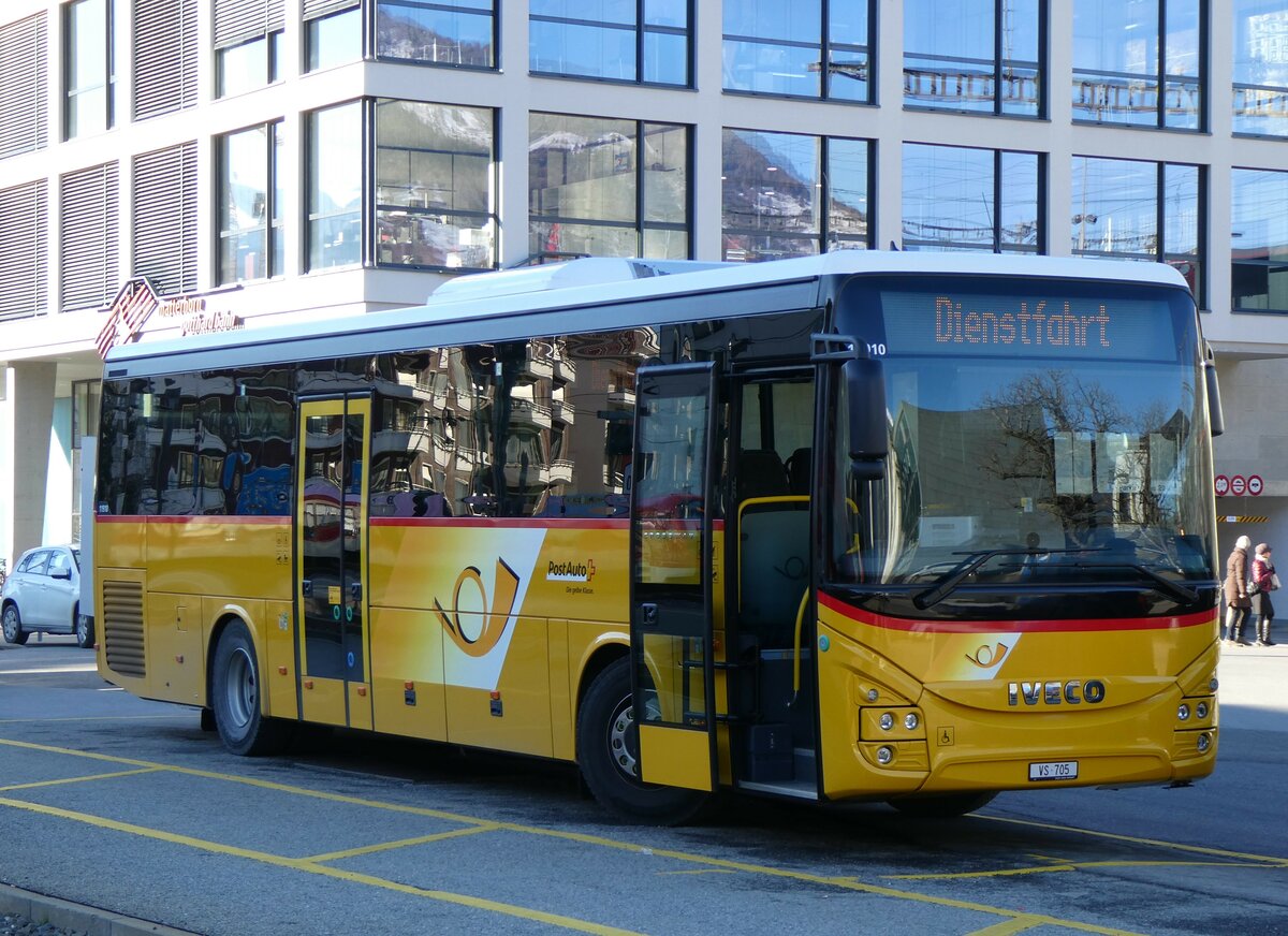 (258'633) - PostAuto Wallis - VS 705/PID 11'910 - Iveco am 11. Januar 2024 beim Bahnhof Brig