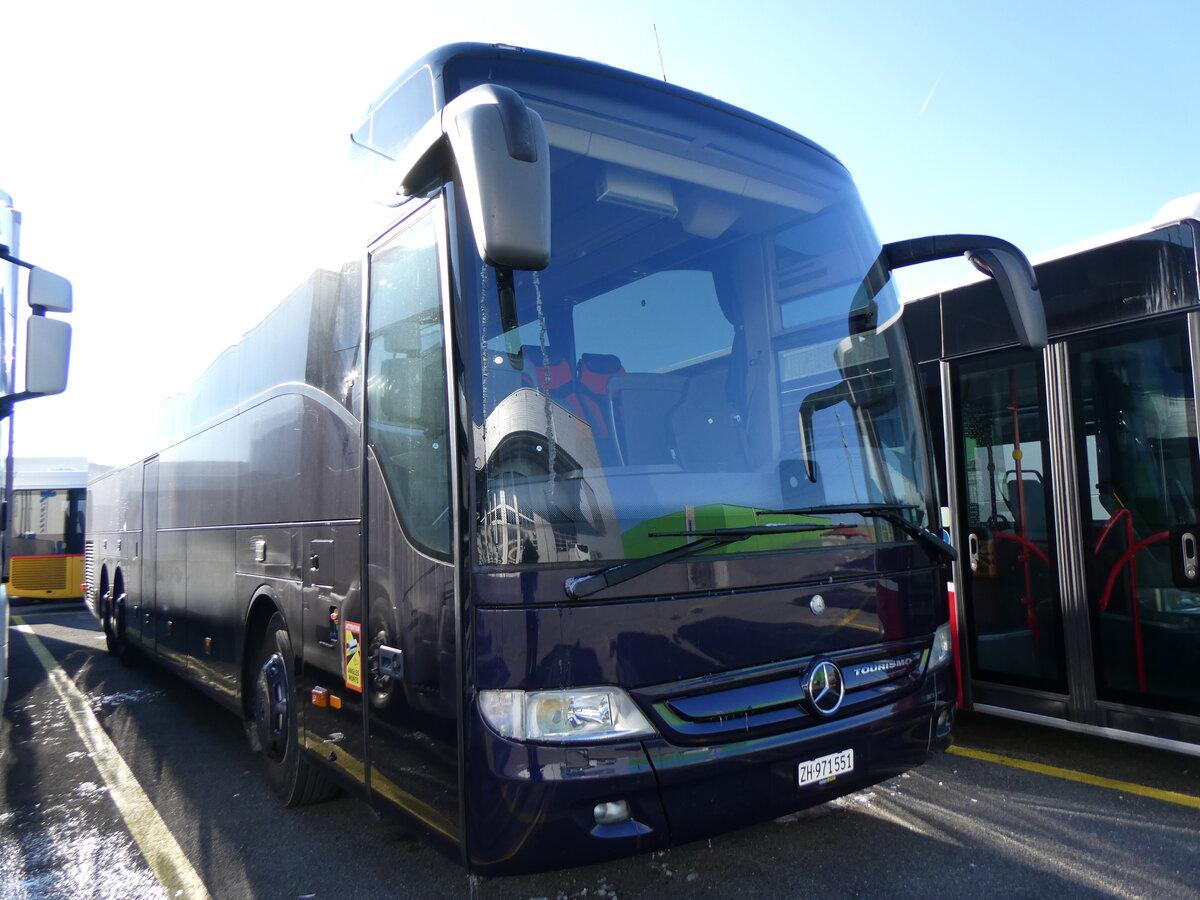 (258'784) - MB Holiday Services, Oberglatt - ZH 971'551 - Mercedes am 20. Januar 2024 in Kerzers, Interbus