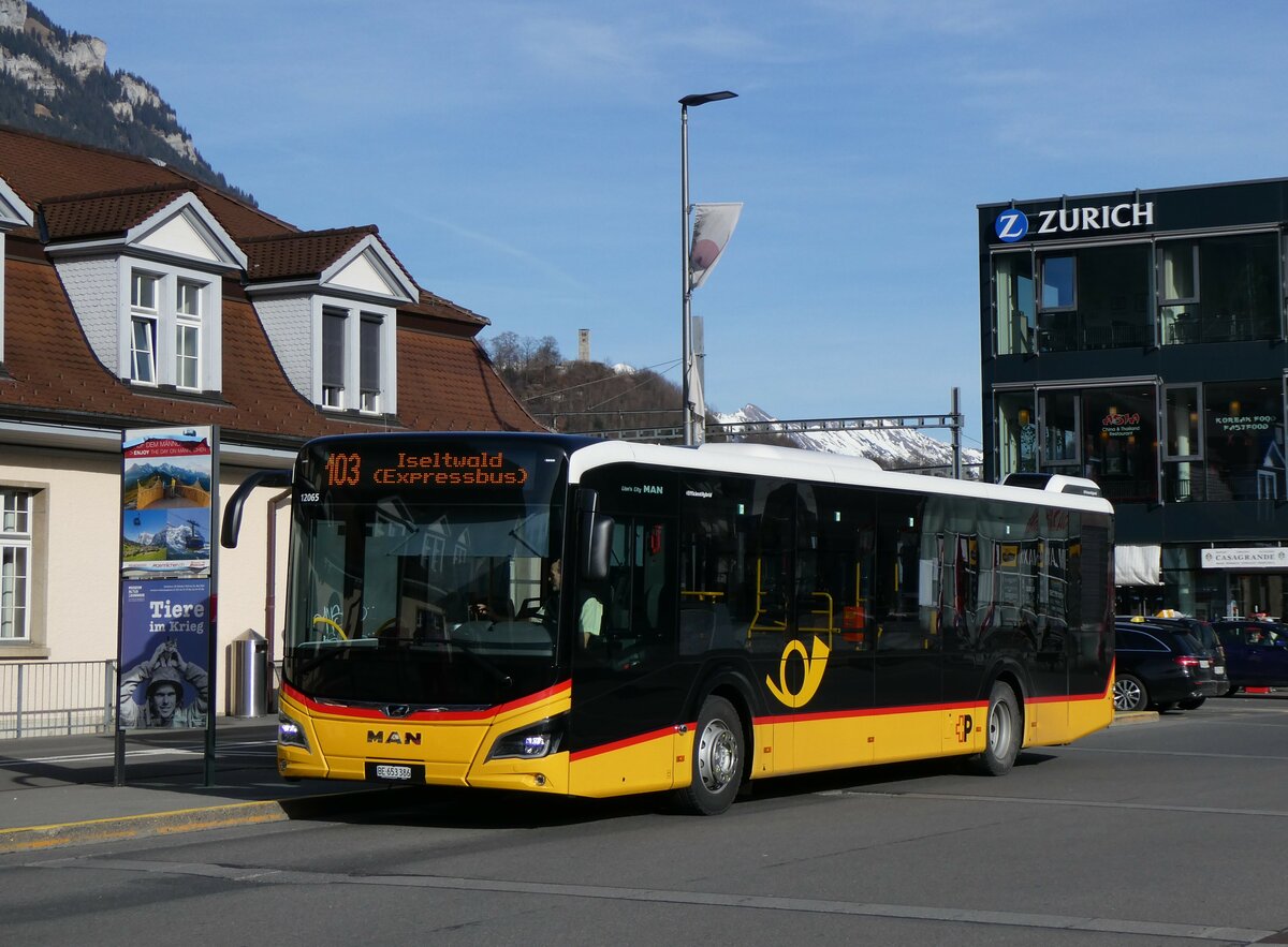 (258'990) - PostAuto Bern - BE 653'386/PID 12'065 - MAN am 29. Januar 2024 beim Bahnhof Interlaken Ost