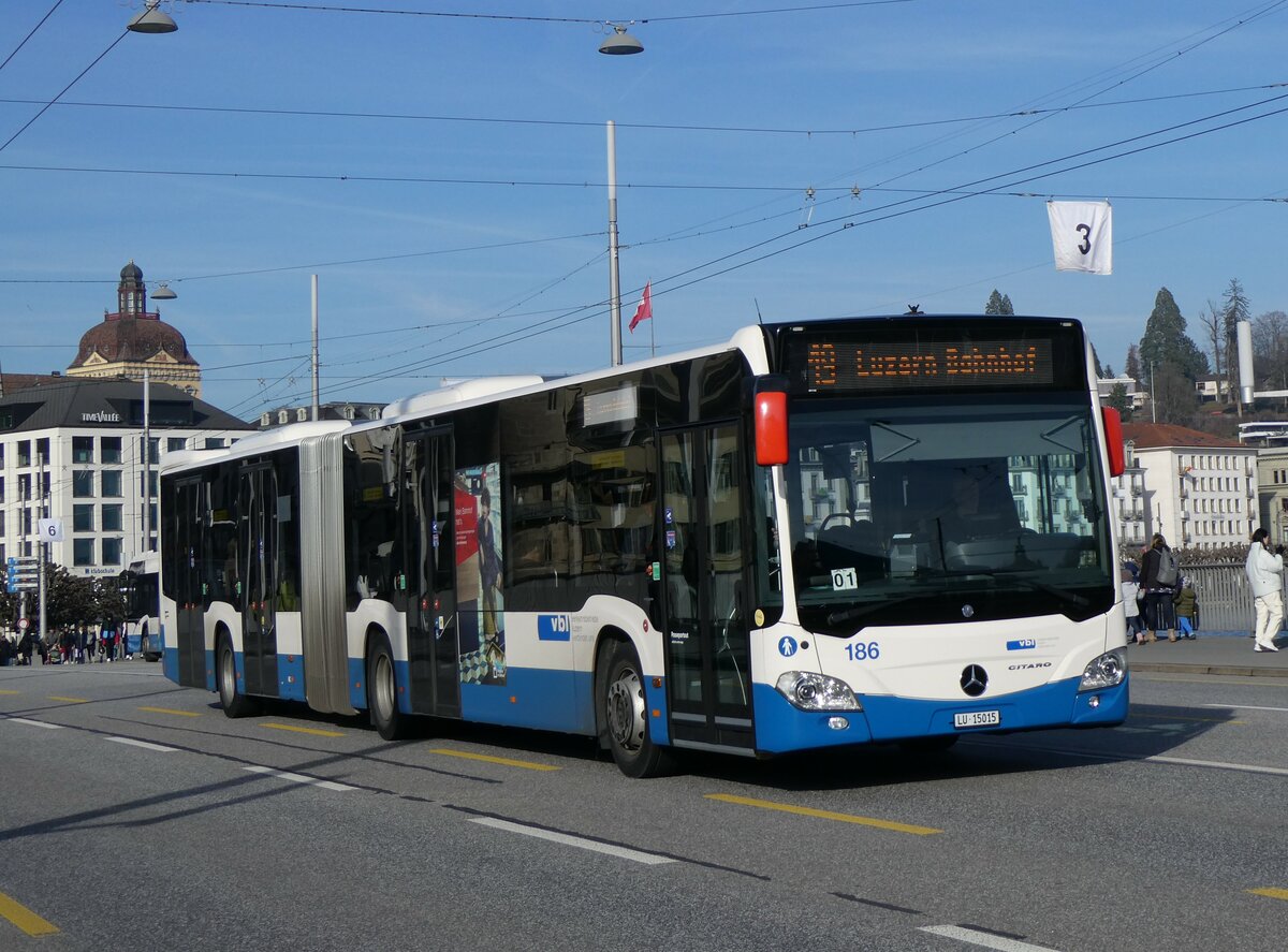 (259'177) - VBL Luzern - Nr. 186/LU 15'015 - Mercedes am 6. Februar 2024 in Luzern, Bahnhofbrcke