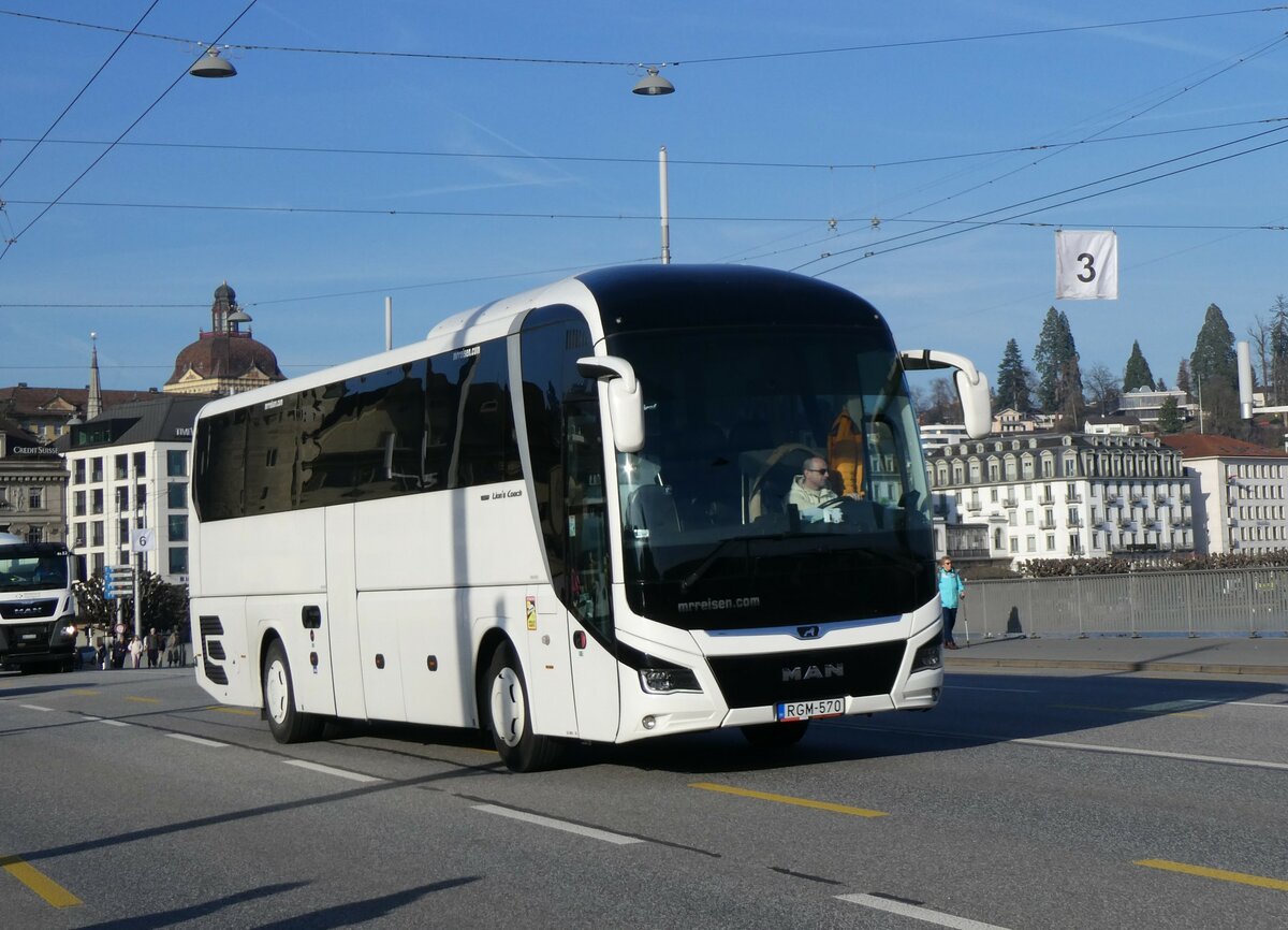 (259'200) - Aus Ungarn: MR Reisen, Pilisszentivn - RGM-570 - MAN am 6. Februar 2024 in Luzern, Bahnhofbrcke