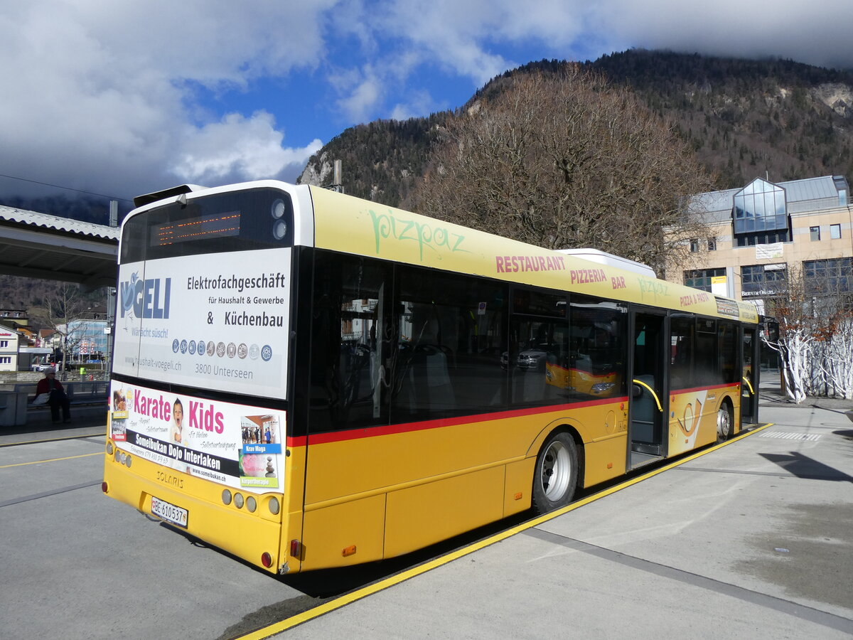 (259'482) - PostAuto Bern - BE 610'537/PID 5070 - Solaris am 20. Februar 2024 beim Bahnhof Interlaken West