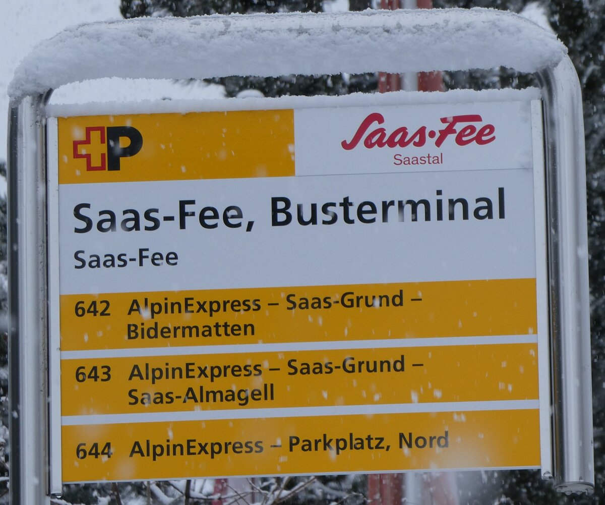 (259'693) - +P-Haltestellenschild - Saas-Fee, Busterminal - am 27. Februar 2024