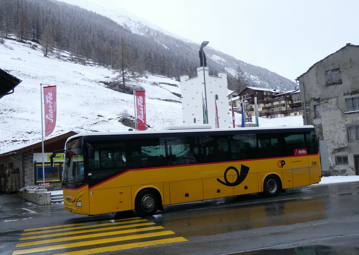 (259'734) - PostAuto Wallis - VS 445'901/PID 10'452 - Iveco am 27. Februar 2024 in Saas-Grund, Post