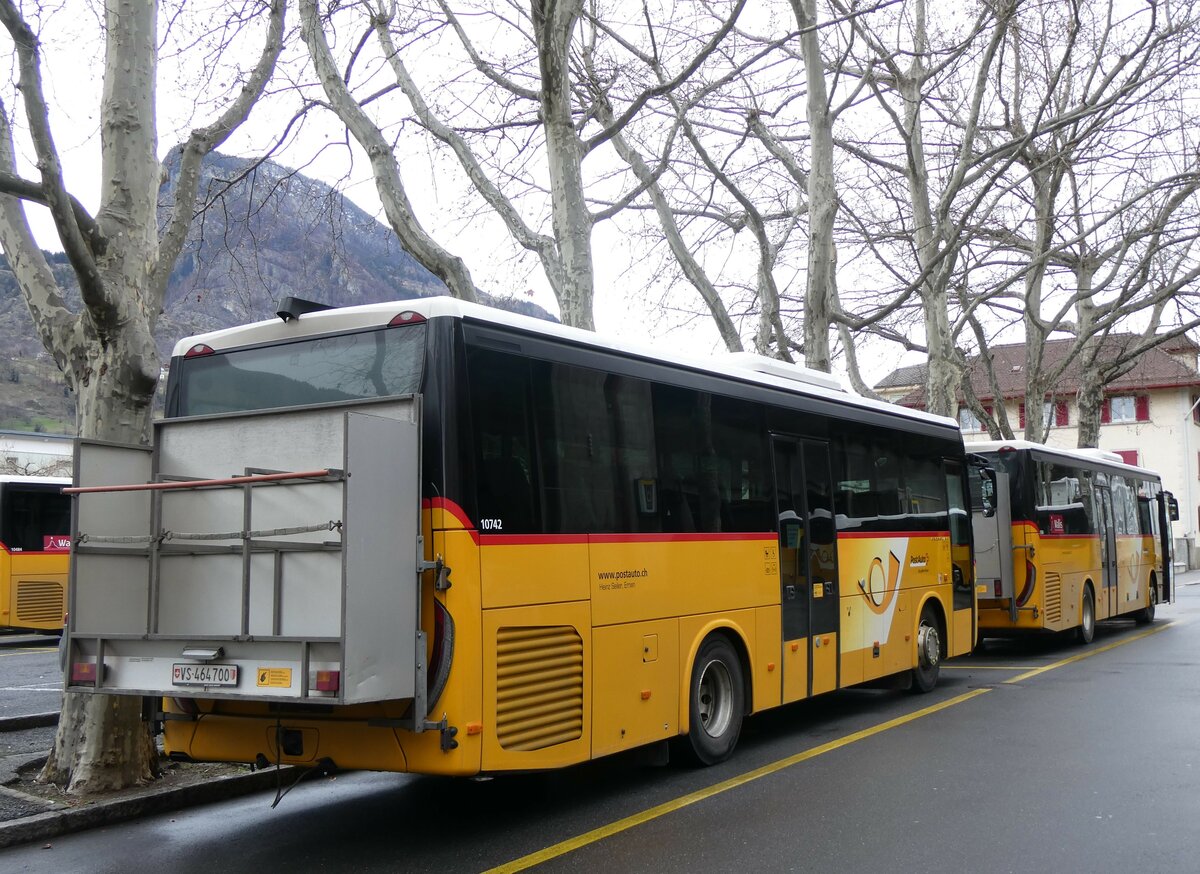 (259'764) - Seiler, Ernen - VS 464'700/PID 10'742 - Iveco (ex PostAuto Wallis) am 27. Februar 2024 in Brig, Postgarage