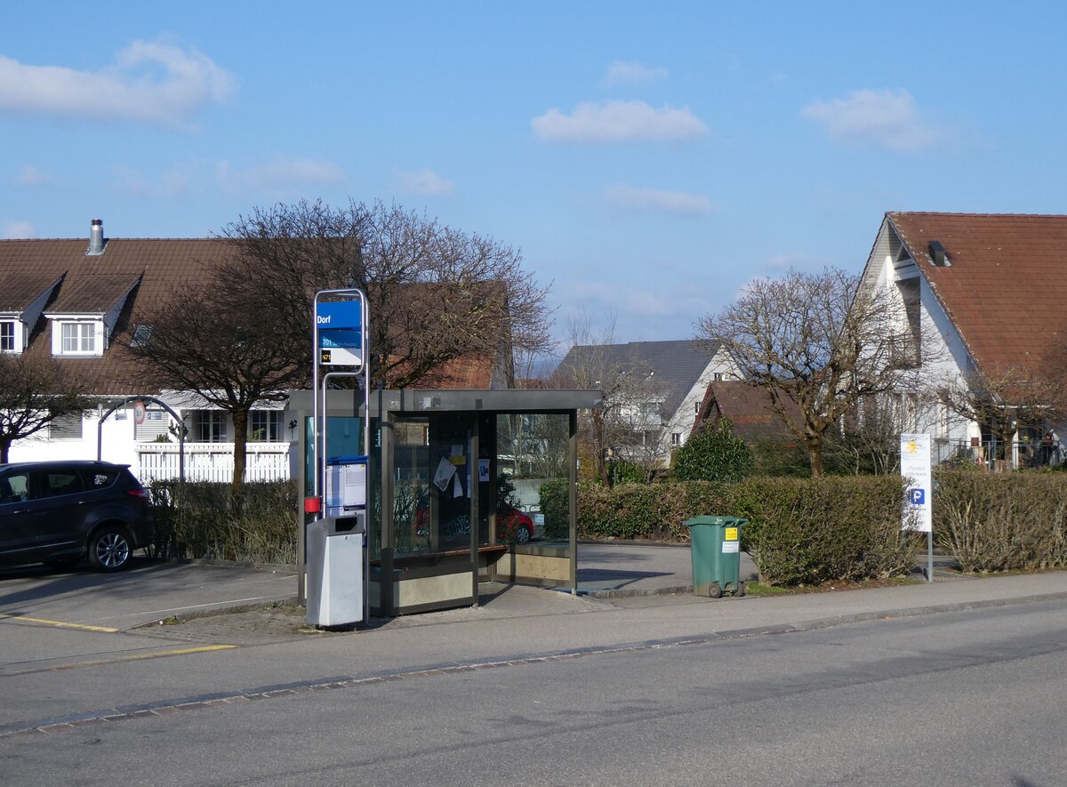 (260'162) - ZVV-Haltestelle am 4. Mrz 2024 in Maur, Dorf